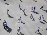 Con un detenido de 17 años y una ola de suspensiones de clases, la justicia enfrenta el desafío de distinguir entre el peligro real y la viralización de amenazas digitales.