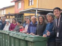 Esta iniciativa forma parte de una primera etapa que contempla la distribución de siete mil basureros.

