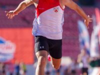 El joven deportista se consagró campeón en ambas pruebas de velocidad en la serie reservada para menores de 15 años del evento escolar más importante del país.
