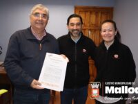 El proyecto considera la construcción de un letrero en Pelequén, el cual será elaborado en hormigón a la vista y revestido con piedra natural rosada extraída de la propia localidad.
