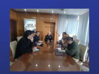 La reunión abordó iniciativas vinculadas a nuevas ambulancias, equipamiento médico y estrategias para disminuir las listas de espera en distintos centros de salud.
