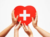 La conmemoración busca reconocer el compromiso de quienes entregan ayuda y apoyo a personas afectadas por catástrofes, accidentes y crisis humanitarias.
