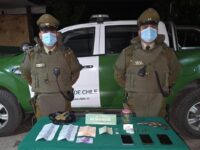 Según la información entregada por la policía uniformada, el hecho se produjo cuando los efectivos fiscalizaron un vehículo en el que se desplazaban ambos sujetos. 