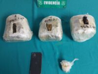 El menor mantenía en su equipaje más de 3 kilos de marihuana, además de ketamina.