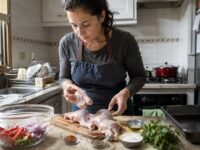 El pollo está presente en muchas preparaciones caseras porque es versátil, rápido de cocinar y se adapta bien a almuerzos, cenas y comidas para varios días.
