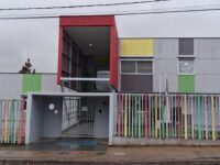 La plaga de palomas que mantiene en vilo al jardín infantil, &nbsp;llega a manos de la Delegación Presidencial, entre el riesgo sanitario y las limpiezas paliativas.
