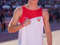 El joven deportista se consagró campeón en ambas pruebas de velocidad en la serie reservada para menores de 15 años del evento escolar más importante del país.
