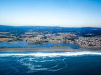 El megaproyecto sanitario en la “Capital Mundial del Surf” entra en pausa técnica, mientras la Contraloría define si es legal adjudicar contratos a empresas en conflicto jurídico con el Estado.