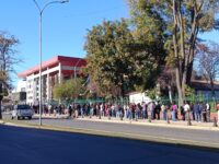 Una larga fila reflejó la alta expectativa del público para asistir al show del próximo viernes en el Teatro Regional Lucho Gatica.
