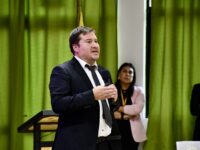 Tras un año de tramitación y con el respaldo de informes de la Contraloría, el Tribunal Electoral Regional analizó los cargos por notable abandono de deberes y faltas a la probidad contra el jefe comunal.