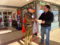 La actividad contempló la entrega de flyers informativos a vecinos y conductores, además de conversaciones en terreno sobre medidas de autocuidado relacionadas con el uso de sistemas de calefacción a leña.