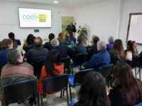 Con un despliegue que abarcó las 33 comunas de la región y benefició a más de 4.000 personas, el Centro de Estudios Avanzados en Fruticultura (CEAF) rindió su Cuenta Pública 2025. La corporación, financiada por el Gobierno Regional, reafirmó su rol estratégico en la adaptación al cambio climático de la agricultura, además de consolidar su excelencia con fondos Fondecyt y Anillo.