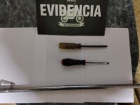 El conductor mantenía en su poder distintos elementos utilizados para la apertura de vehículos, mientras que el acompañante registraba dos órdenes de detención vigentes por el delito de receptación.