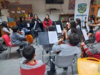 Gracias a este apadrinamiento, se espera que los alumnos no solo cuenten con nuevas herramientas técnicas y pedagógicas, sino que tendrán la oportunidad única de estudiar e interpretar la obra musical de uno de los grupos más influyentes de Chile y Latinoamérica.