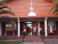 Las actividades comenzaron con una procesión, asistentes que ingresaron portando velas mientras el sacerdote avanzaba junto al cirio pascual. 