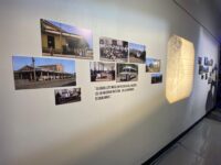 La ceremonia contó con la presencia del alcalde Enrique Del Barrio, los concejales José Díaz y Marco José Gatica, además de vecinos, representantes de organizaciones y asistentes que llegaron para conocer parte del patrimonio histórico local expuesto en la muestra.