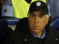 El histórico exentrenador de "La Roja" ingresó la noche de este sábado a la Clínica Isamédica tras sufrir una descompensación en su residencia.