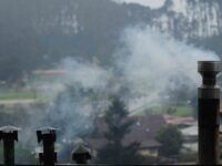 
Entre las medidas se cuenta la prohibición del uso de calefactores a leña, mientras que, en establecimientos educacionales solo se podrá realizar actividades deportivas de intensidad moderada en recintos cerrados.
