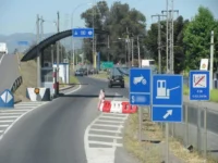 La concesionaria recomienda planificar viajes para evitar congestión y conducir a la defensiva. 