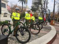 Las bicicletas, adquiridas con recursos municipales, permitirán potenciar los patrullajes preventivos de Carabineros en sectores de alta circulación peatonal.