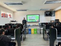 El SNCAE es un sistema voluntario que entrega una certificación pública a los establecimientos educacionales que implementan estrategias de educación ambiental en ámbitos como la gestión, el trabajo pedagógico y la relación con el entorno.