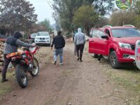 El operativo está a cargo de la Sección de Investigación Policial (SIP) de Carabineros y la Fiscalía, mientras equipos municipales de Gestión de Riesgo y Seguridad Pública se mantienen desplegados en terreno colaborando con las diligencias.