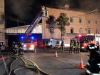 Voluntarios desarrollan labores frente a riesgo de derrumbe de estructuras.