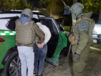 La diligencia permitió además incautar drogas, un chaleco antibalas sin identificación y vestimentas vinculadas a la investigación.