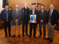 La plataforma busca hacer más eficiente la tramitación de permisos municipales, apoyando tanto a solicitantes como a revisores mediante asistentes virtuales.