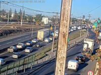 El automóvil resultó con múltiples daños, pero no se registraron personas lesionadas.