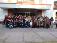 Durante la jornada, profesionales del establecimiento entregaron información práctica sobre prevención de enfermedades, bienestar integral y hábitos saludables.
