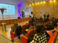 La iniciativa impulsada por la Cámara Chilena de la Construcción y desarrollada junto al Centro Nacional de Inteligencia Artificial busca reducir los tiempos de tramitación de permisos municipales mediante asistentes virtuales.
