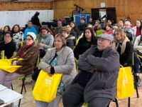 La iniciativa reunió a decenas de participantes del Programa de Atención Domiciliaria a Personas con Dependencia Severa (PADDS), quienes recibieron herramientas prácticas para mejorar los cuidados en el hogar y fortalecer su propio bienestar.