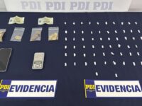 Personal policial encontró 62 envoltorios de cocaína base en el domicilio de los detenidos. 