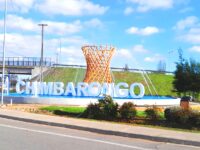 La disputa por quién financia las pelotas de fútbol y quién se lleva los aplausos desata un insólito choque de egos, leyes de probidad y reclamos de discriminación en la capital del mimbre.