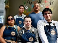 Más que un lugar para tomar café, este espacio capacita a jóvenes con discapacidad en oficios reales, los conecta con el mundo laboral y derriba prejuicios sobre sus capacidades