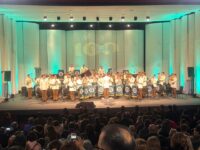 La actividad reunió a cientos de personas en una velada que destacó el valor de la música como herramienta de encuentro, cultura e integración entre la Institución y la comunidad.