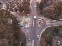 La Municipalidad de Machalí presentó estudios técnicos y antecedentes de seguridad vial para respaldar la instalación de un semáforo en el cruce El Guindal con Carretera El Cobre. El proyecto ya contaría con financiamiento y podría ser licitado próximamente. 