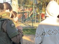 Durante el despliegue policial, uno fue sorprendido portando un arma blanca, mientras que los otros tres registraban órdenes de detención vigentes por distintos delitos.
