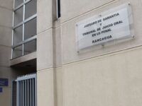 Según el ente persecutor, en horas de la tarde del 10 de junio de 2026, los sujetos intimidaron con un arma blanca en la vía pública a la víctima y la ingresaron a una casa.
