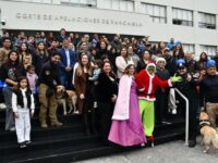 La particular actividad, desarrollada en la Corte de Apelaciones de Rancagua en el marco del Día de los Patrimonios, reunió a más de 200 niños y niñas que participaron de una jornada con teatro, visitas guiadas y un singular juicio al famoso personaje navideño.
