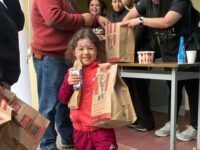 La actividad se desarrolló junto a la iglesia y Red de Alimentos, con entregas a familias, niños y personas en situación de vulnerabilidad del sector. Parte de la ayuda también llegó a una feria cercana y distintos puntos aledaños.