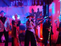 Con música en vivo, teatro y danzas costumbristas, la comunidad se reunió en la Casa de la Cultura para revivir los mitos y leyendas de una de las festividades más identitarias de nuestra tierra.