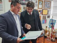 Dos emblemáticas iniciativas para el esparcimiento familiar y la salud pública de Chimbarongo reciben luz verde tras la entrega del documento oficial por parte de la Subdere al alcalde de la comuna.