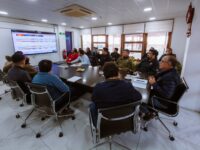 Según lo informado, durante la reunión se revisó el estado de los puntos críticos de la comuna y el avance de los trabajos que ya se encuentran en ejecución para enfrentar este evento meteorológico.