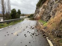 El delegado presidencial de Colchagua explica que el cierre responde al riesgo de remoción en masa, mientras el municipio insiste ante el MOP por una respuesta.