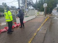 El acceso principal al Hospital de Litueche resultó afectado por el desborde de un canal, aunque el recinto mantiene su funcionamiento con normalidad.