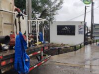 Las restricciones de peso en el puente del lugar impiden que el camión llegue hasta las últimas viviendas, por lo que se utilizaron mangueras de extensión.