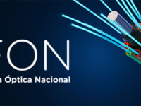 La iniciativa contempló una inversión estatal de $86 mil millones, mediante un subsidio otorgado por la Subsecretaría de Telecomunicaciones (Subtel), para desplegar cerca de 10 mil kilómetros de fibra óptica entre las regiones de Arica y Parinacota y Los Lagos.