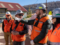 En un recorrido por el Centro de Manejo de Residuos Industriales Sólidos de la minera, el Seremi de Medio Ambiente conoció iniciativas de valorización de residuos, innovación y cumplimiento de la Ley REP, además de proyectos que buscan extender la vida útil de distintos materiales generados en la actividad minera.